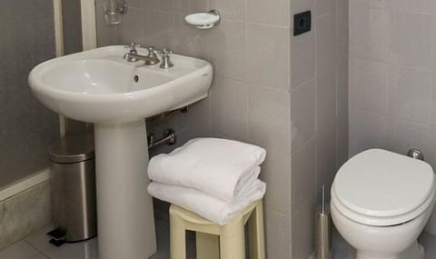 Traditional Double Room | Bathroom | Shower, rainfall showerhead, hair dryer, bidet