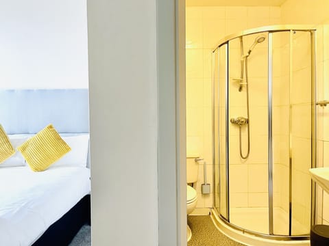 Standard Double Room | Bathroom | Free toiletries, hair dryer, towels