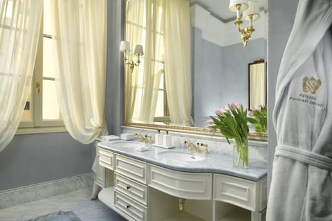 Frescoed Junior Suite | Bathroom | Rainfall showerhead, hair dryer, bathrobes, slippers