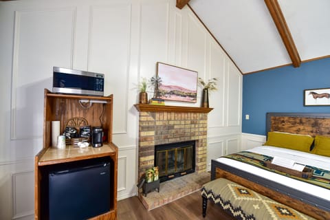 Classic Cabin, Fireplace, Courtyard View | Premium bedding, pillowtop beds, individually decorated