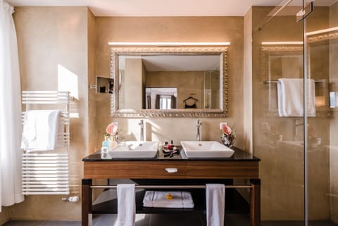 Penthouse Junior Suite Lakeside | Bathroom | Free toiletries, hair dryer, slippers, towels