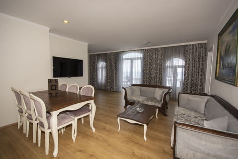 Amsterdam Luxury - 2 Bedroom | Living room | LCD TV, table tennis