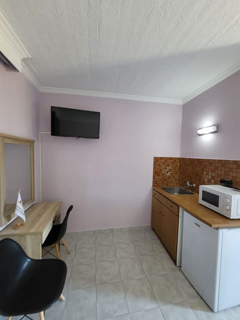 Standard Triple Room | In-room safe, iron/ironing board, free WiFi, bed sheets