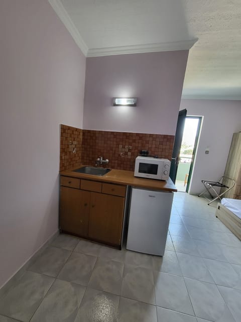 Standard Double Room | Private kitchenette | Mini-fridge, microwave, stovetop, electric kettle