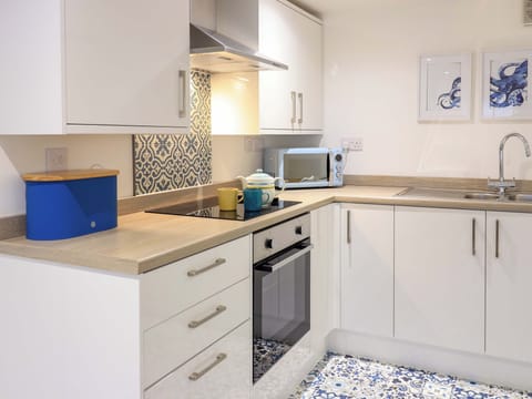 Cottage | Private kitchen | Fridge, dishwasher, electric kettle, toaster