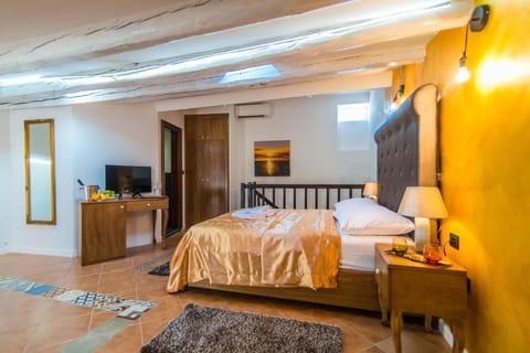 Royal Double or Twin Room | Minibar, desk, free WiFi, bed sheets