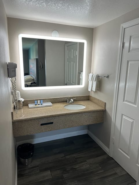 Standard Room, 1 King Bed | Bathroom | Free toiletries, hair dryer, towels