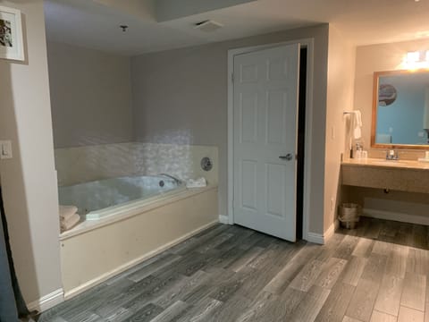 King Spa Suite w/ Private Balcony | Bathroom | Free toiletries, hair dryer, towels