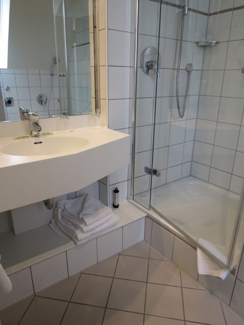 Economy Quadruple Room (bed 140 cm wide) | Bathroom | Shower, free toiletries, hair dryer, towels