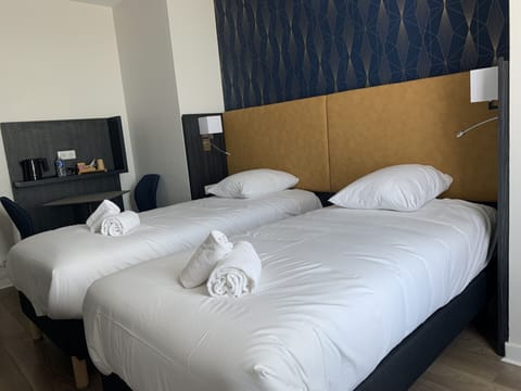 Superior Twin Room, 2 Twin Beds, Non Smoking, Sea View | Desk, laptop workspace, free WiFi, bed sheets