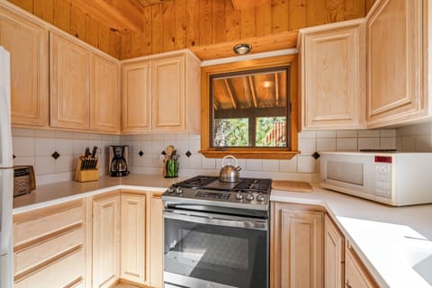 Cabin, 4 Bedrooms | Private kitchen | Fridge, oven, coffee/tea maker, toaster