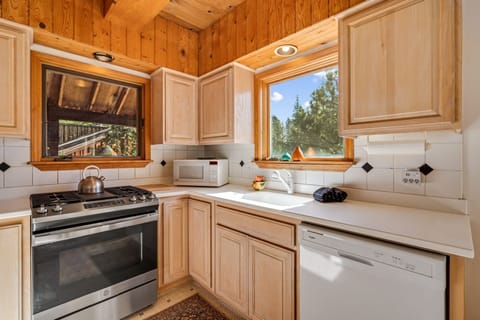 Cabin, 4 Bedrooms | Private kitchen | Fridge, oven, coffee/tea maker, toaster