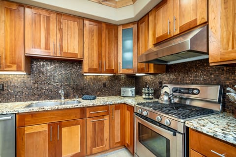 Condo, 2 Bedrooms | Private kitchen | Fridge, oven, coffee/tea maker, toaster