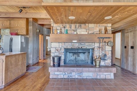 House, 6 Bedrooms | Private kitchen | Fridge, oven, coffee/tea maker, electric kettle