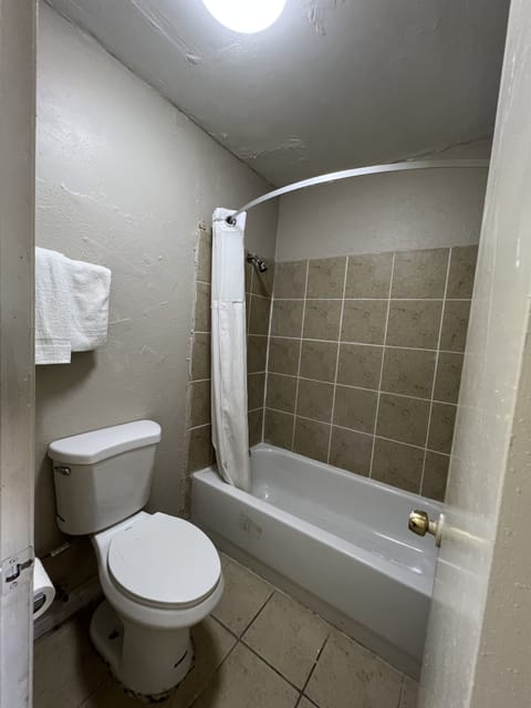 Combined shower/tub, free toiletries, towels