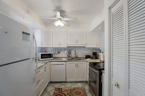 Condo, 1 Bedroom | Private kitchen | Microwave, stovetop, dishwasher, coffee/tea maker