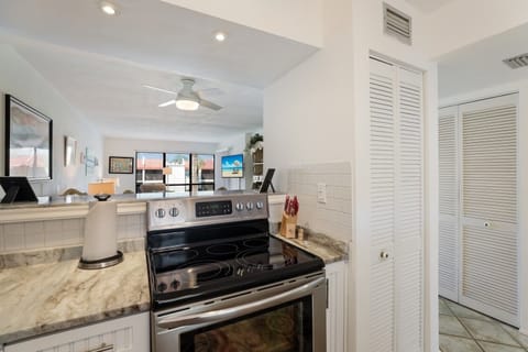 Condo, 1 Bedroom | Private kitchen | Microwave, stovetop, dishwasher, coffee/tea maker