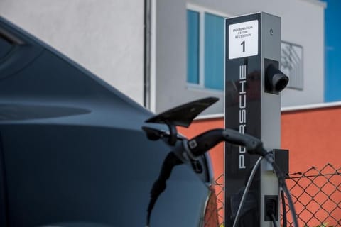 Electric vehicle charging station