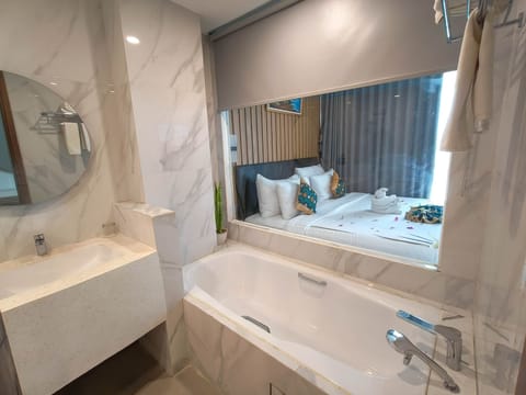 Junior Suite | Bathroom | Separate tub and shower, hair dryer, slippers, towels