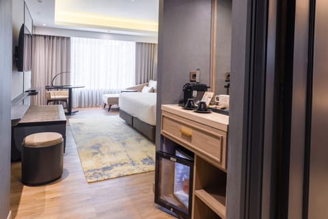 Premier Room | Minibar, desk, laptop workspace, iron/ironing board