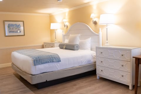 Standard Room, 1 King Bed | Hypo-allergenic bedding, in-room safe, individually decorated