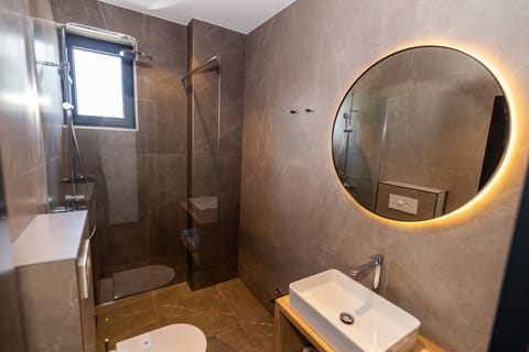 Superior Room | Bathroom | Shower, rainfall showerhead, designer toiletries, hair dryer