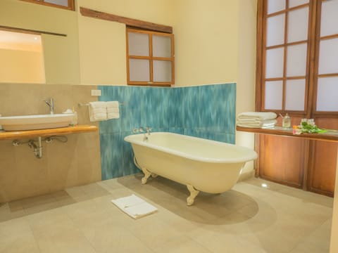 Deluxe Room | Bathroom | Shower, rainfall showerhead, free toiletries, hair dryer