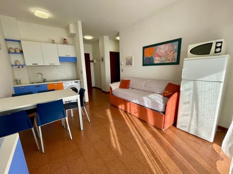 Apartment, 1 Bedroom, Balcony, City View | Living room