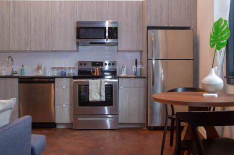 Full-size fridge, microwave, oven, stovetop