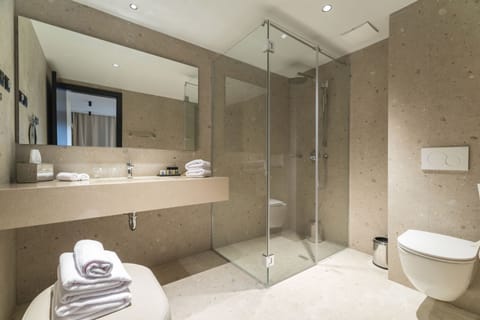 Junior Suite | Bathroom | Shower, hair dryer, towels