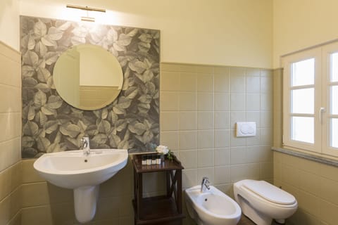 Family Double Room | Bathroom | Free toiletries, hair dryer, bidet, towels