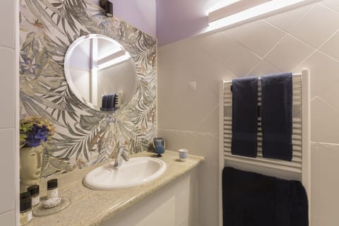 Superior Double Room | Bathroom | Free toiletries, hair dryer, bidet, towels