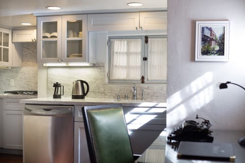 Full-size fridge, microwave, oven, stovetop