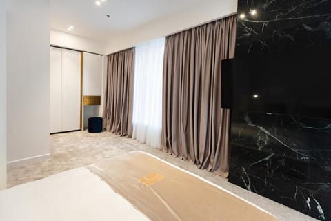 Suite | Soundproofing, bed sheets, wheelchair access