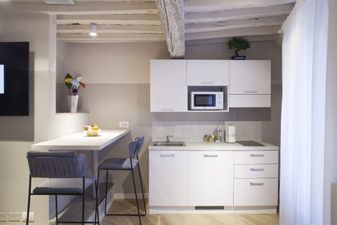 Deluxe Studio, 1 Bedroom, Non Smoking, Hot Tub | Private kitchen | Microwave, stovetop, dishwasher, highchair