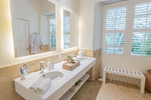 Deluxe Room | Bathroom | Shower, free toiletries, bathrobes, towels