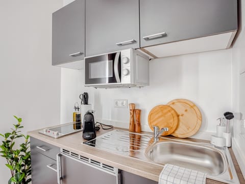 Suite M | Private kitchen | Fridge, coffee/tea maker, electric kettle, toaster