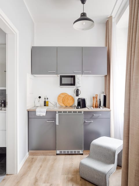 Suite M | Private kitchen | Fridge, coffee/tea maker, electric kettle, toaster