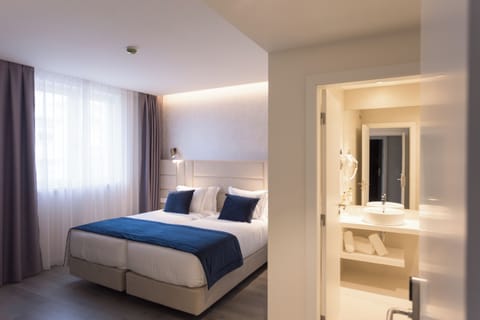 Deluxe Double Room | Bathroom | Shower, rainfall showerhead, free toiletries, hair dryer