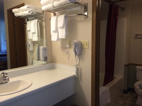 Combined shower/tub, hair dryer, towels