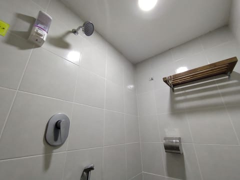 Family Suite | Bathroom | Shower, free toiletries, towels