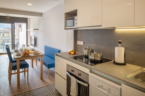 Club Apartment | Private kitchen | Full-size fridge, microwave, oven, stovetop