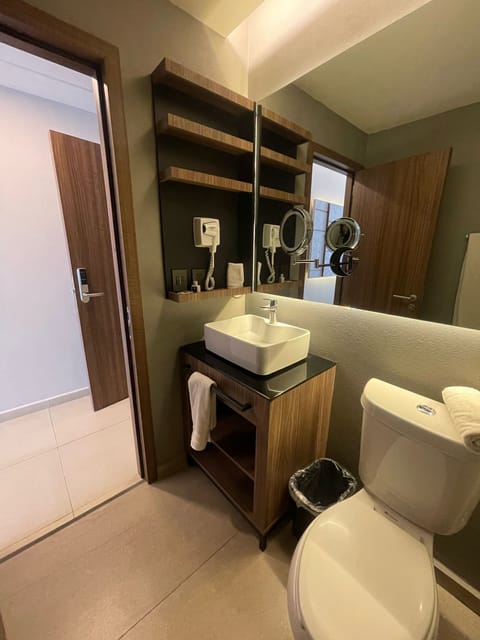 Master Suite | Bathroom | Free toiletries, hair dryer, towels, soap