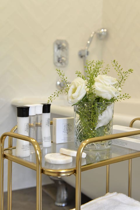 Studio, Garden View with SPA Access | Bathroom | Rainfall showerhead, hair dryer, bathrobes, slippers