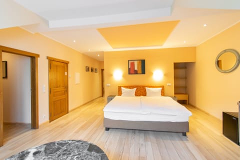 Junior Suite, 2 Bedrooms, Hot Tub | Desk, rollaway beds, free WiFi, bed sheets