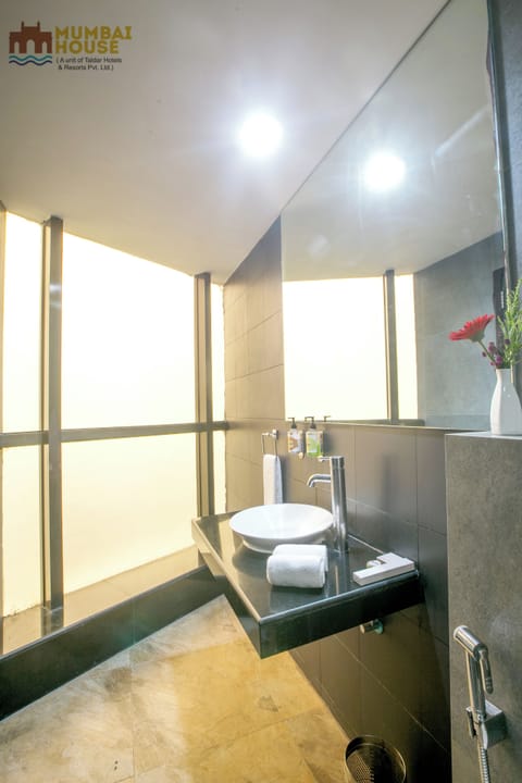 Premium Room | Bathroom | Shower, rainfall showerhead, free toiletries, hair dryer