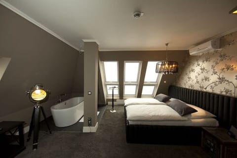 Deluxe Suite | Bathroom | Eco-friendly toiletries, hair dryer, towels