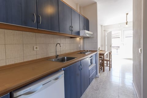 Economy Apartment | Private kitchen | Full-size fridge, oven, stovetop, cookware/dishes/utensils