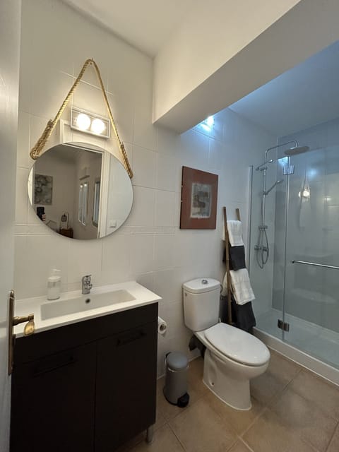 Standard Double Room, Private Bathroom, City View (Habitación 6) | Bathroom