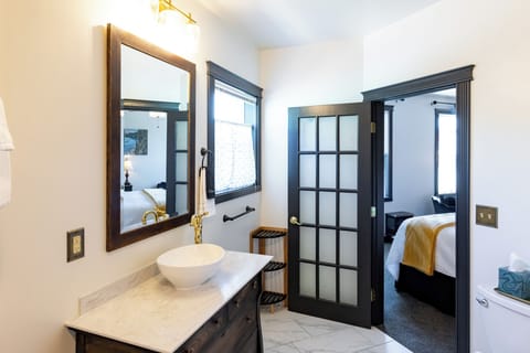 Room 11 | Premium bedding, pillowtop beds, free WiFi, bed sheets